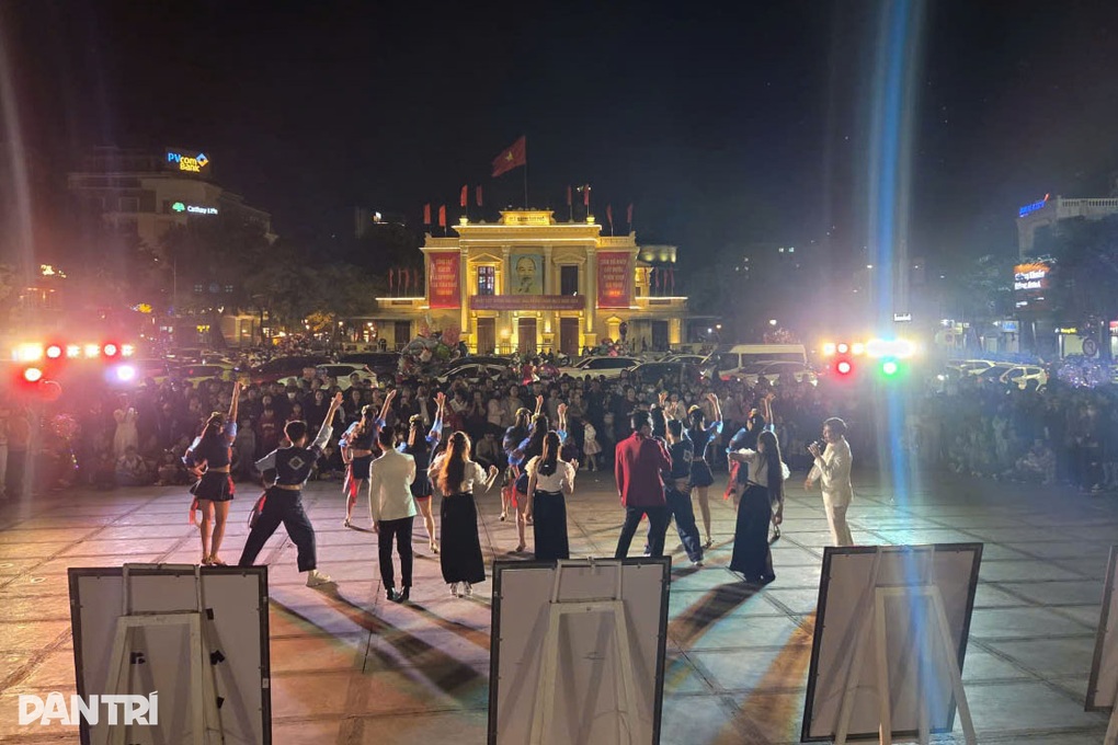 Noel rộn ràng khắp các tuyến phố trung tâm ở Hải Phòng - 4