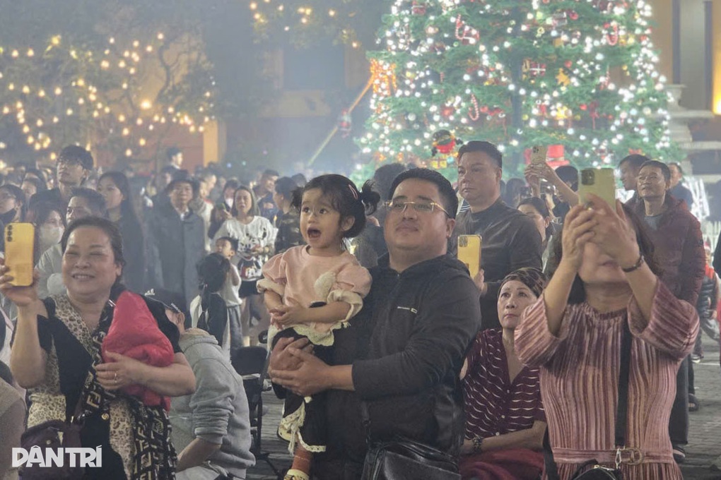 Noel rộn ràng khắp các tuyến phố trung tâm ở Hải Phòng - 2