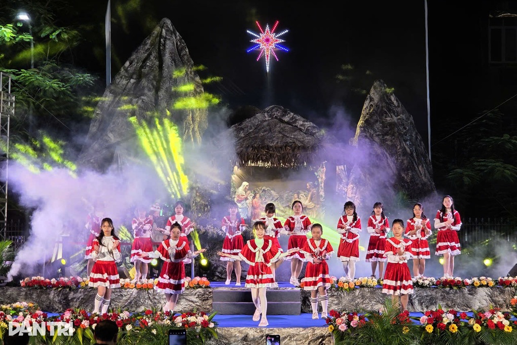 Noel rộn ràng khắp các tuyến phố trung tâm ở Hải Phòng - 3