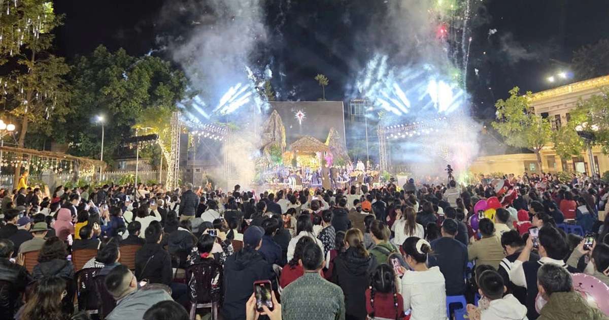 Noel rộn ràng khắp các tuyến phố trung tâm ở Hải Phòng