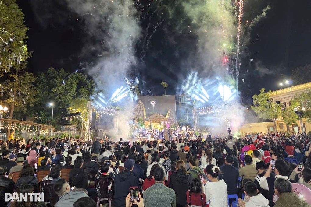 Noel rộn ràng khắp các tuyến phố trung tâm ở Hải Phòng - 1