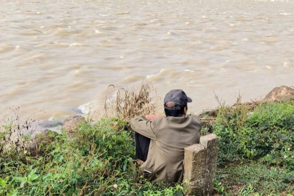 Nữ sinh mất tích, xe đạp và cặp sách cách nhà 80km: Thi thể kẹt trong bèo - 1 Nữ sinh mất tích, xe đạp và cặp sách cách nhà 80km: Thi thể kẹt trong bèo - 1