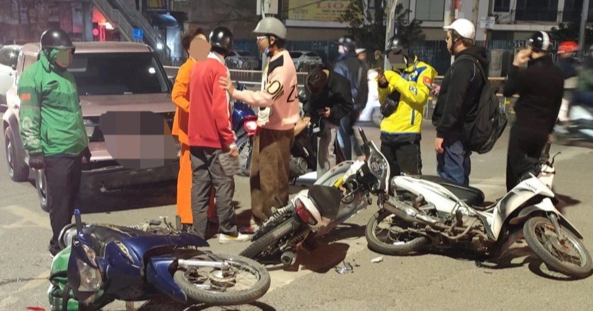 Ô tô đâm liên hoàn nhiều xe máy trên phố Hà Nội