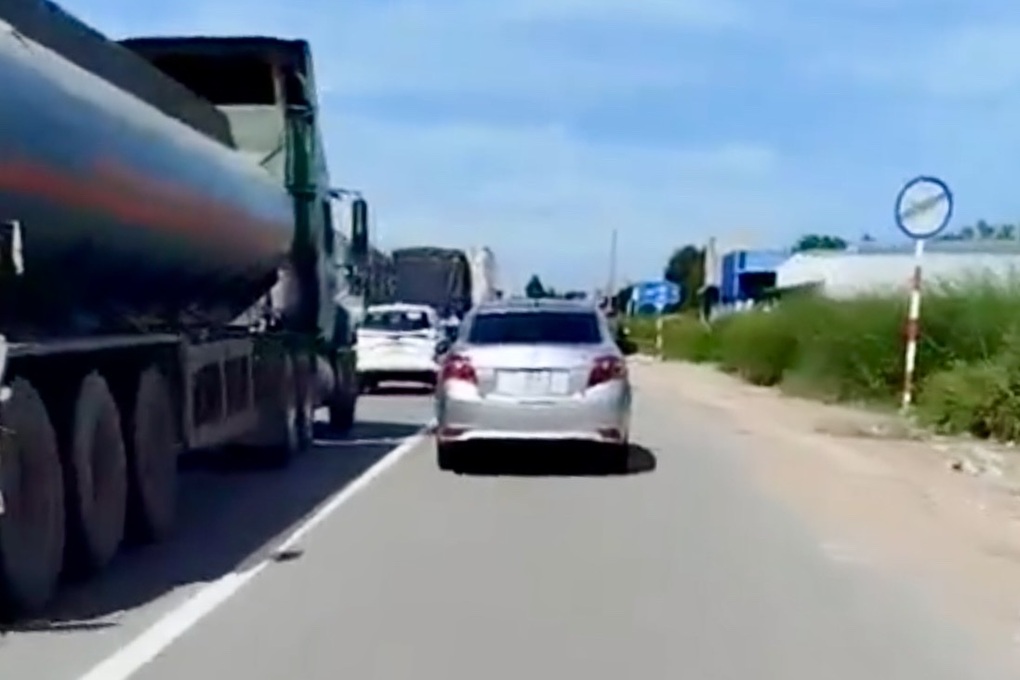 Tài xế ô tô đi vào làn xe máy ở TPHCM nói không thể nhập làn - 2 Tài xế ô tô đi vào làn xe máy ở TPHCM nói không thể nhập làn - 2