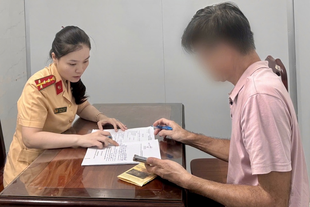 Tài xế ô tô đi vào làn xe máy ở TPHCM nói không thể nhập làn - 1 Tài xế ô tô đi vào làn xe máy ở TPHCM nói không thể nhập làn - 1