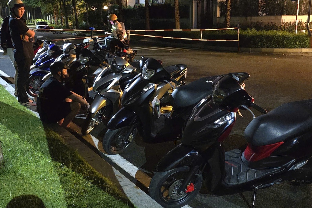 CSGT mật phục xử lý hàng chục “quái xế” nẹt pô trong đêm Giáng sinh ở TPHCM - 1