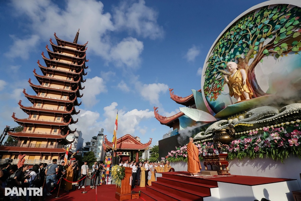 An vị vĩnh viễn xá lợi Trái tim Bồ tát Thích Quảng Đức tại TPHCM - 2