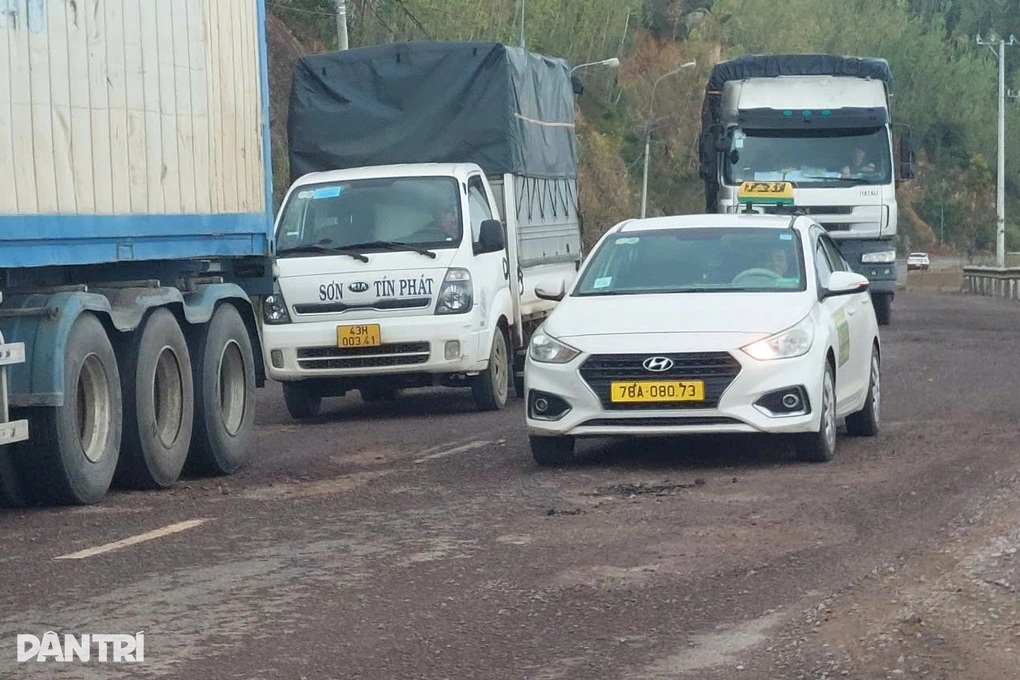 Quốc lộ 1D nối Gia Lai - Đắk Lắk xuất hiện ổ gà, ổ voi sau mưa kéo dài - 1