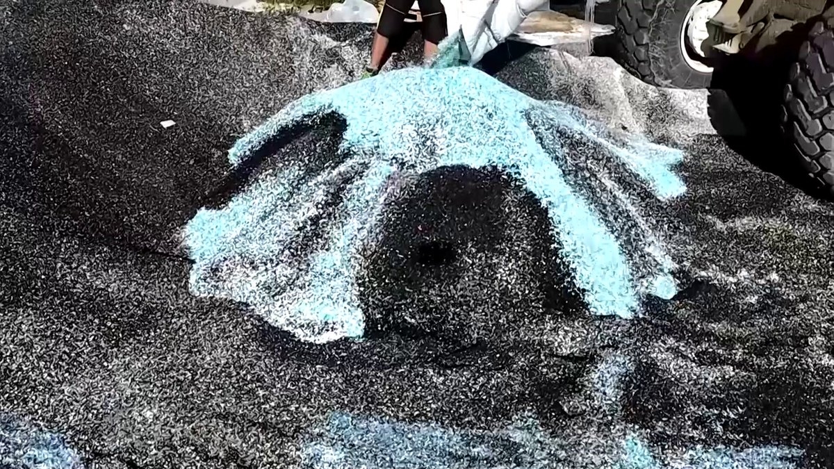 Dùng nhựa phế thải thay đá để làm đường ở Hungary