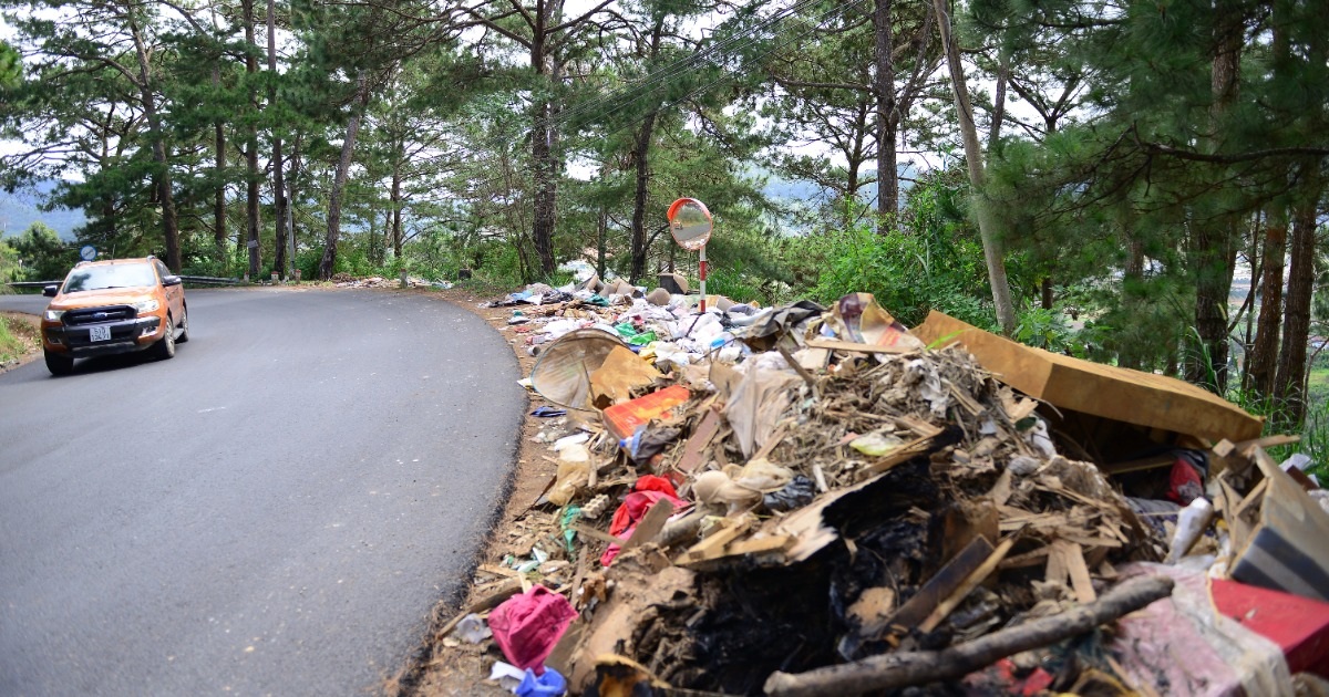 Xử lý rác thải trên tuyến đèo đẹp bậc nhất ở Lâm Đồng