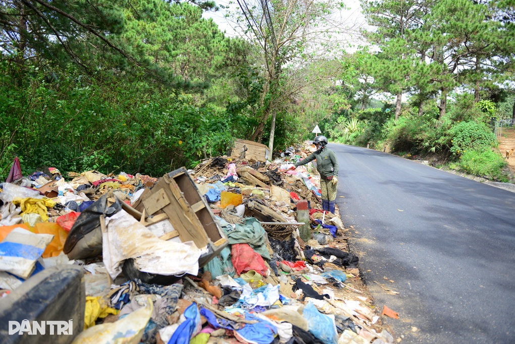 Xử lý rác thải trên tuyến đèo đẹp bậc nhất ở Lâm Đồng - 2