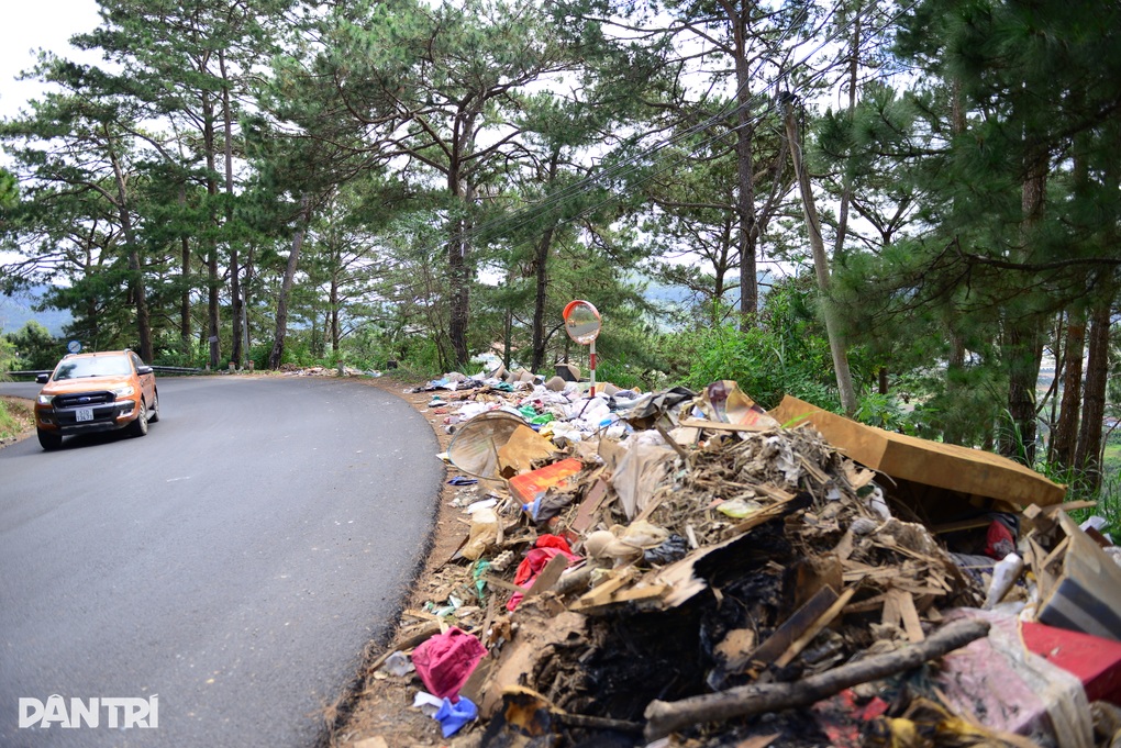 Xử lý rác thải trên tuyến đèo đẹp bậc nhất ở Lâm Đồng - 1
