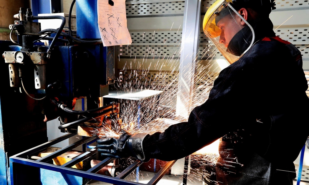 Hoạt động sản xuất tại Nga giảm mạnh nhất 3 năm