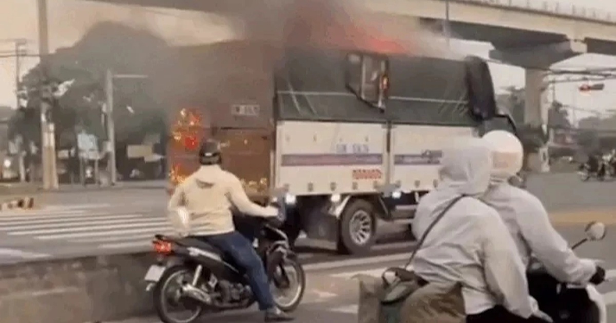 Lái xe tải đang cháy vượt đèn đỏ ở TPHCM có bị xử phạt hay không?