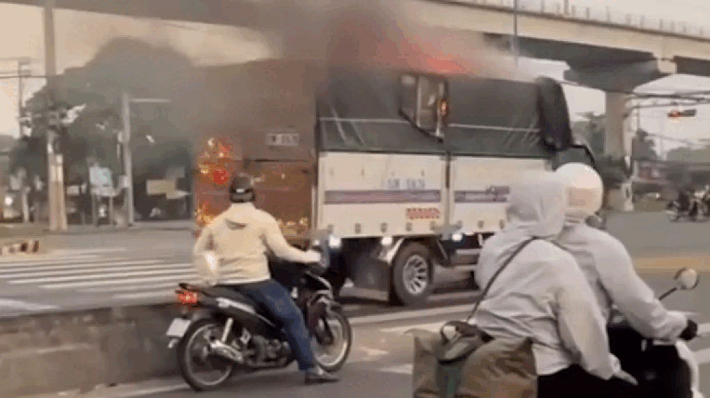 Lái xe tải đang cháy vượt đèn đỏ ở TPHCM có bị xử phạt hay không? - 1