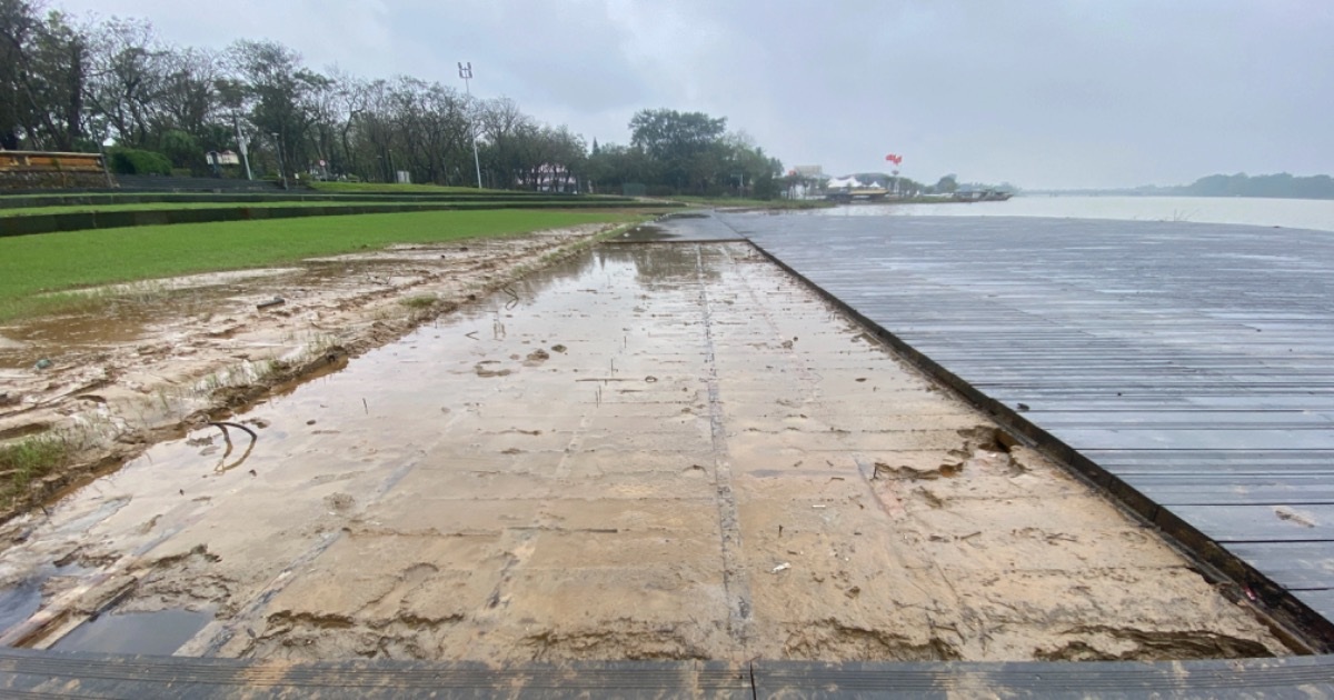 Sân khấu nổi từng diễn ra chung kết Hoa hậu Việt Nam bị ngập bùn do mưa lũ