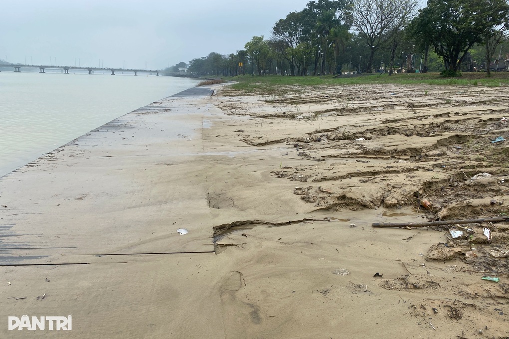 Sân khấu nổi từng diễn ra chung kết Hoa hậu Việt Nam bị ngập bùn do mưa lũ - 1 Sân khấu nổi từng diễn ra chung kết Hoa hậu Việt Nam bị ngập bùn do mưa lũ - 1