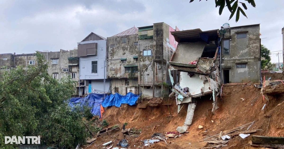 Làm công trình khẩn cấp tại nơi sạt lở “xé toạc” nhà dân