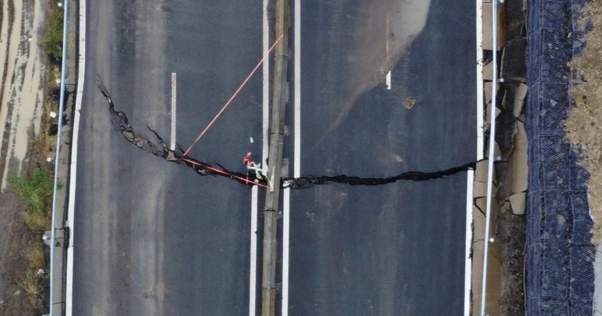 Mặt đường cao tốc Chí Thạnh – Vân Phong bị “xé” đôi