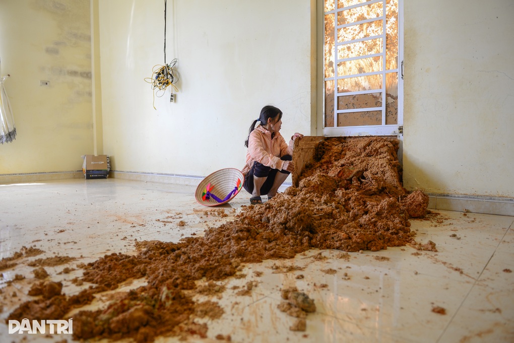 Lâm Đồng tìm cách san gạt quả đồi sạt lở như động đất - 1 Lâm Đồng tìm cách san gạt quả đồi sạt lở như động đất - 1