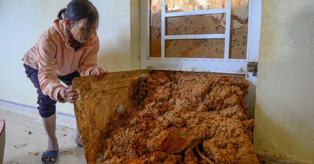 Triền đồi rạn nứt như động đất ở Lâm Đồng, người dân tìm nơi lánh nạn