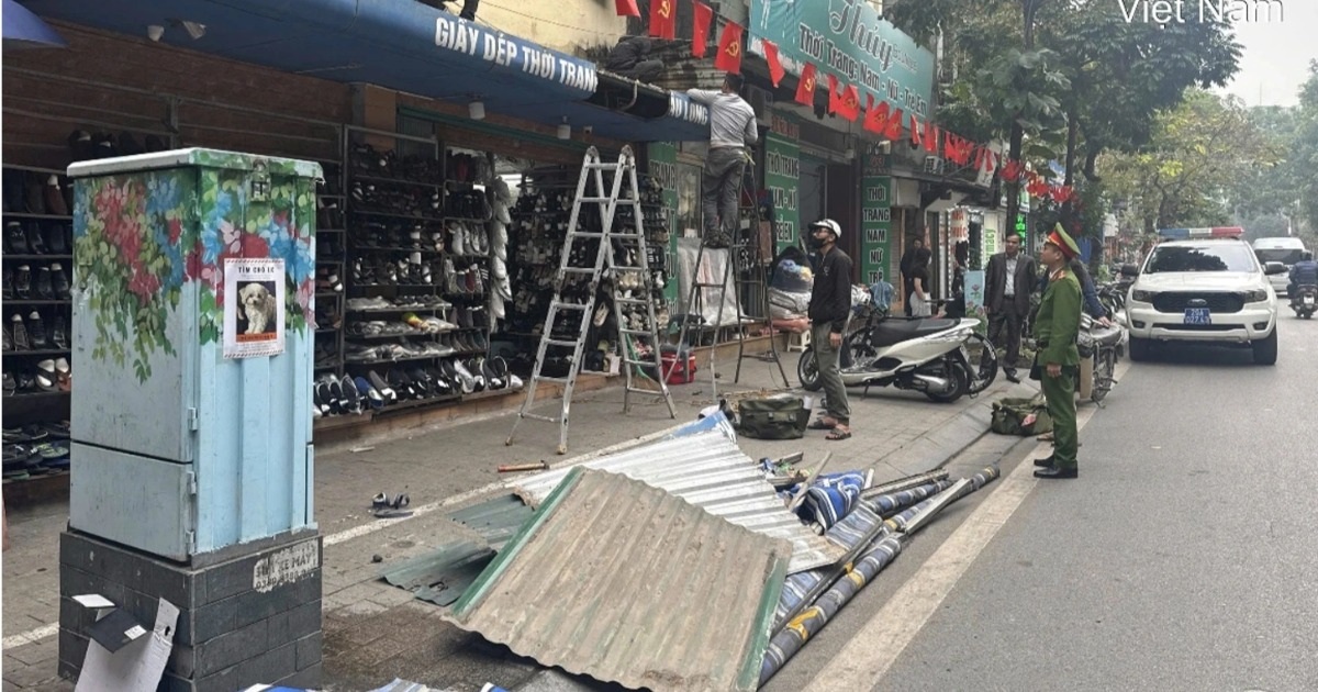 Công an phường Ba Đình tháo dỡ loạt mái che làm xấu cảnh quan đô thị