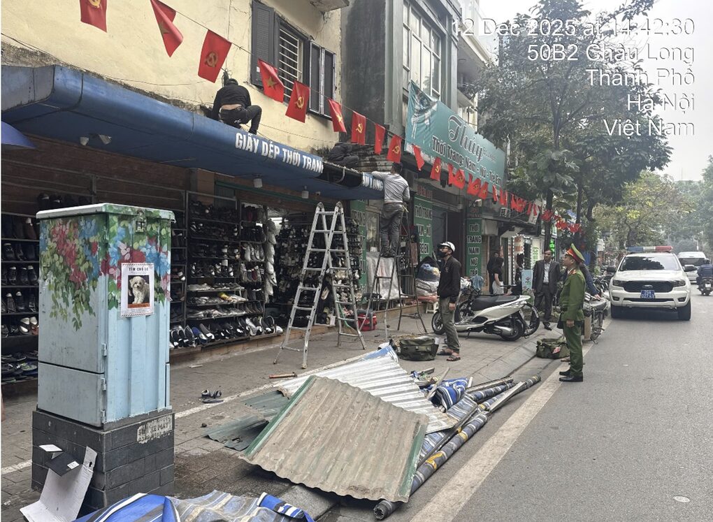 Công an phường Ba Đình tháo dỡ loạt mái che làm xấu cảnh quan đô thị - 1 Công an phường Ba Đình tháo dỡ loạt mái che làm xấu cảnh quan đô thị - 1