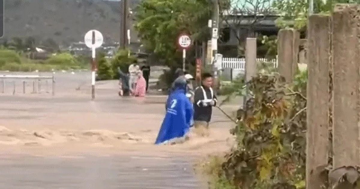 Mưa lớn, nước dâng cao chảy xiết ở nơi “khô hạn nhất nước”