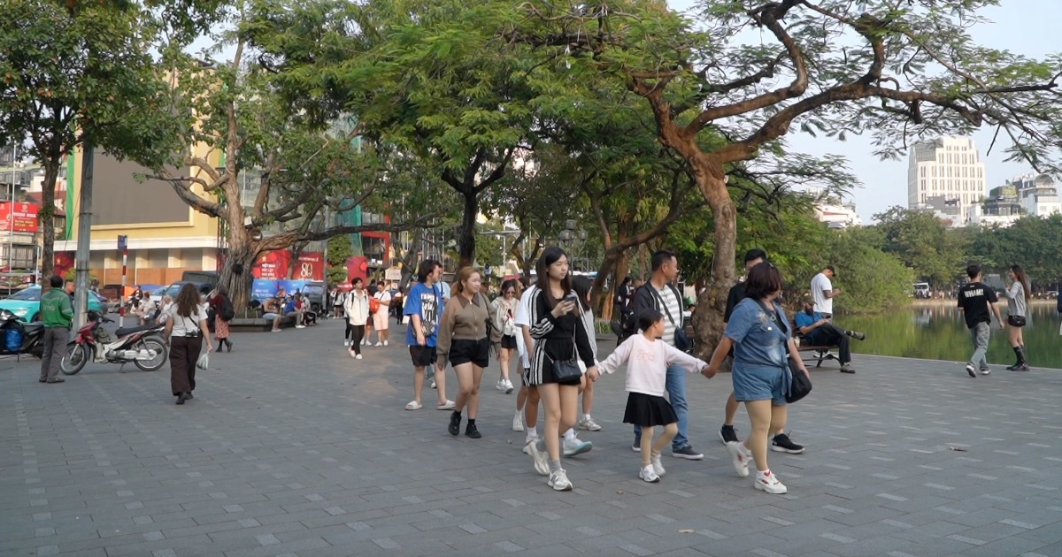 Không còn cảnh hàng rong, quán cóc “lộng hành” vây kín hồ Gươm