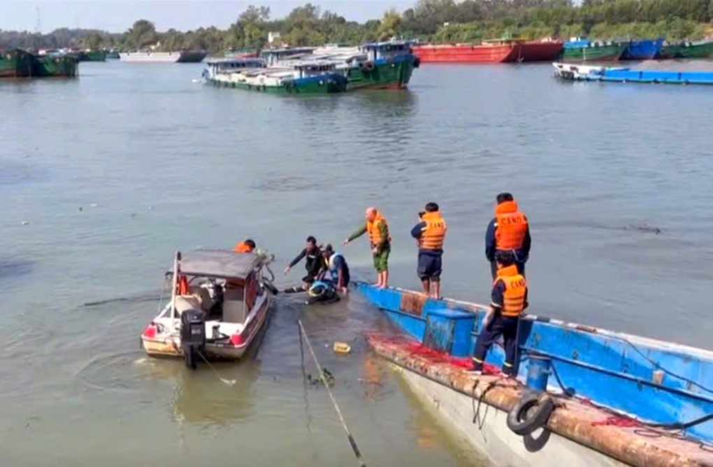 Chìm tàu chở đá trên sông làm một người chết ở Đồng Nai - 1