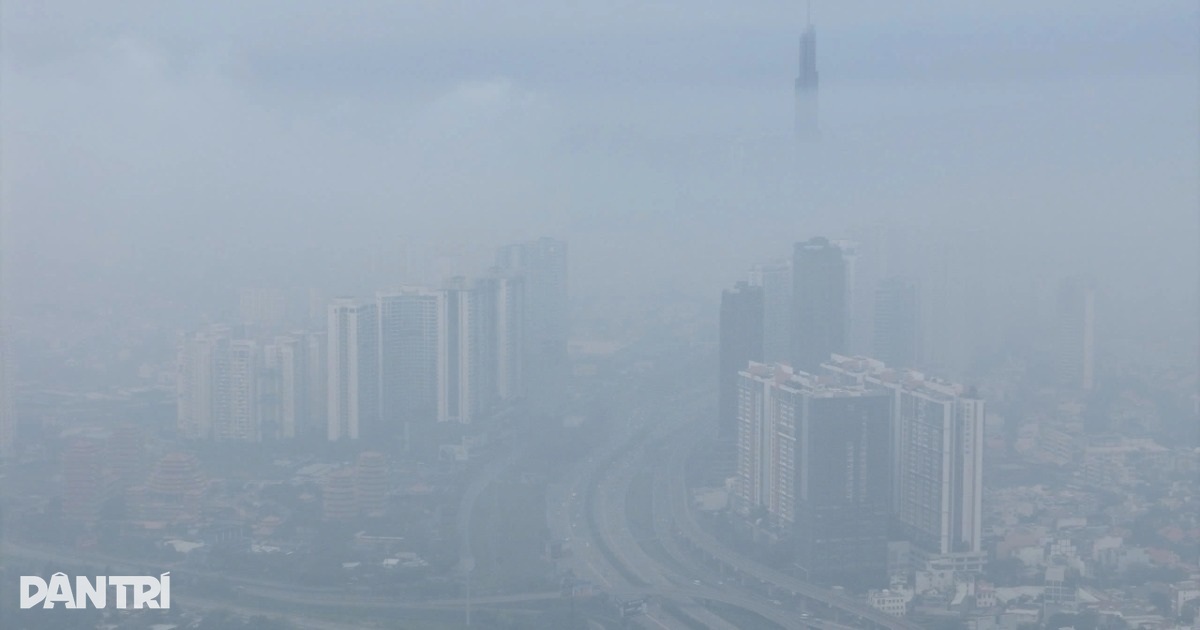 TPHCM bị sương mù bao phủ, cảnh báo ô nhiễm không khí ở mức cao