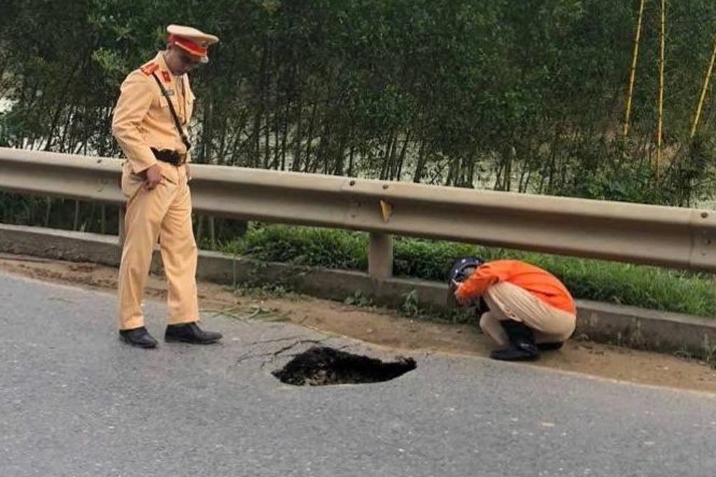 Hố sụt lún xuất hiện trên tuyến quốc lộ huyết mạch - 1 Hố sụt lún xuất hiện trên tuyến quốc lộ huyết mạch - 1