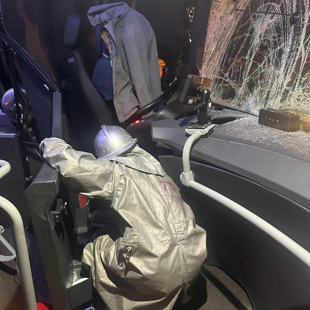 Giải cứu tài xế xe buýt mắc kẹt trên ghế lái - 2