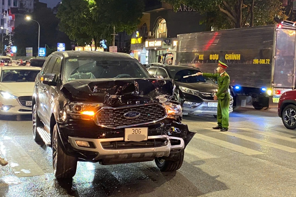 5 phương tiện va chạm liên hoàn trên phố Hà Nội, 2 người bị thương - 1