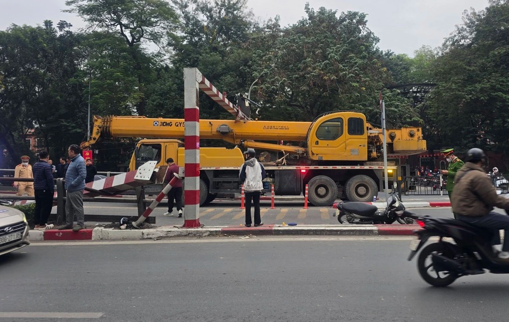 Xe cẩu đi lên cầu vượt Thái Hà làm rơi thanh hạn chế chiều cao trúng xe máy - 1