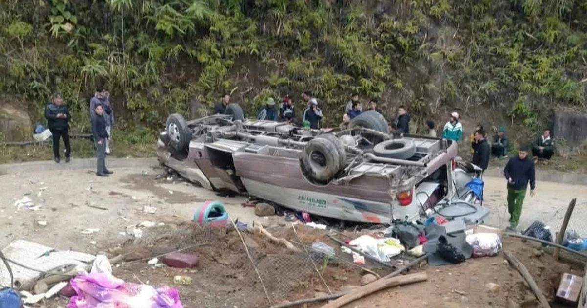 Lật xe chở đoàn thiện nguyện từ Hà Nội lên Lào Cai, 8 người tử vong