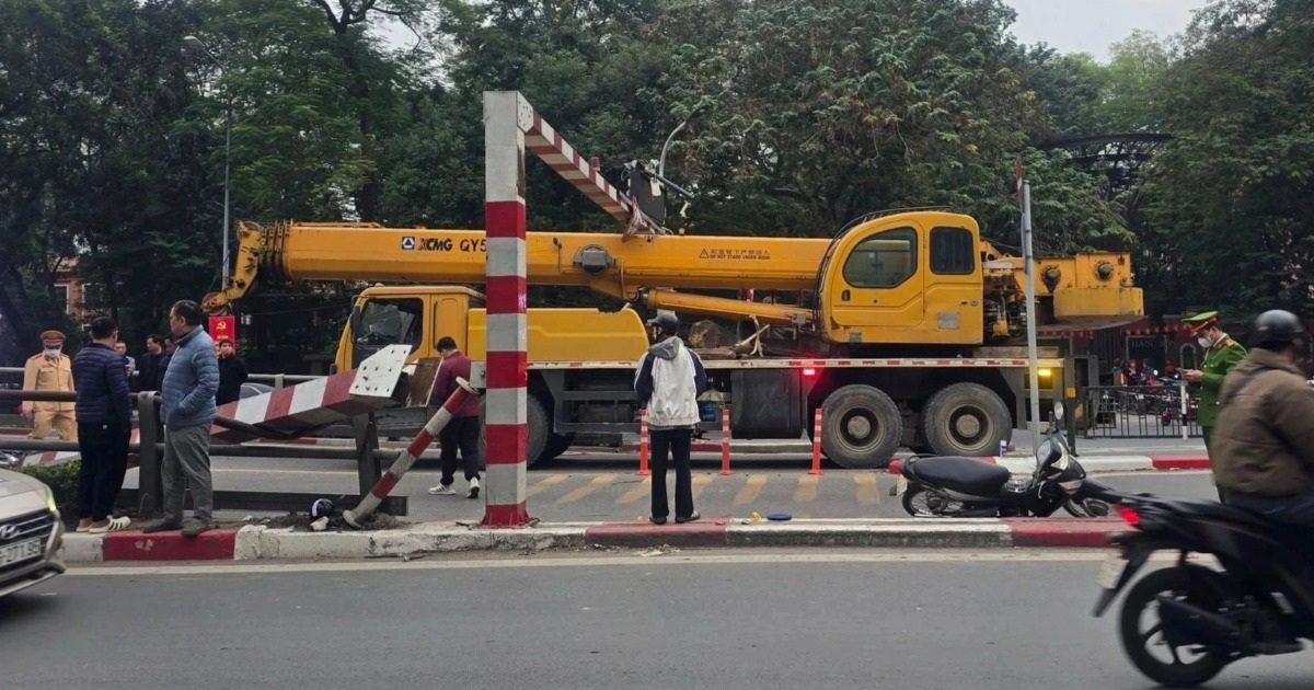 Xe cẩu đi lên cầu vượt Thái Hà làm rơi thanh hạn chế chiều cao trúng xe máy