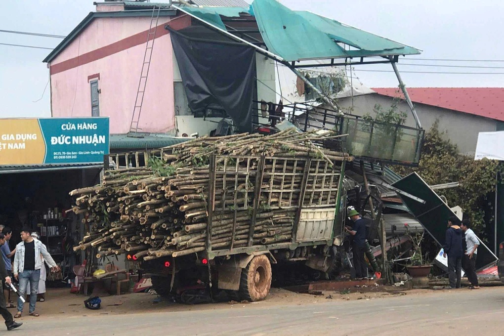 Clip ô tô tải tông xe máy rồi lao vào nhà dân khiến nhiều người thương vong - 1 Clip ô tô tải tông xe máy rồi lao vào nhà dân khiến nhiều người thương vong - 1