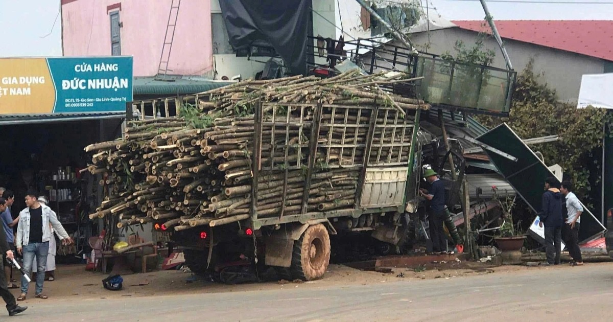 Ô tô tải tông xe máy rồi lao vào nhà dân, 5 người thương vong