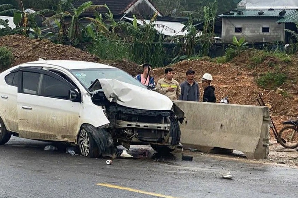 Ô tô chở 4 người gặp nạn trên cao tốc, một cháu bé không qua khỏi - 1