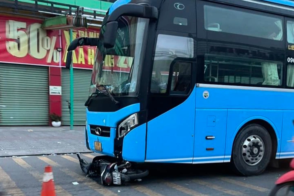 Người đi xe máy tử vong sau va chạm với ô tô khách ở TPHCM - 1
