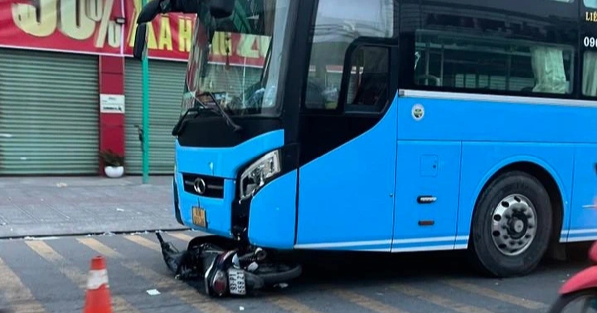 Người đi xe máy tử vong sau va chạm với ô tô khách ở TPHCM