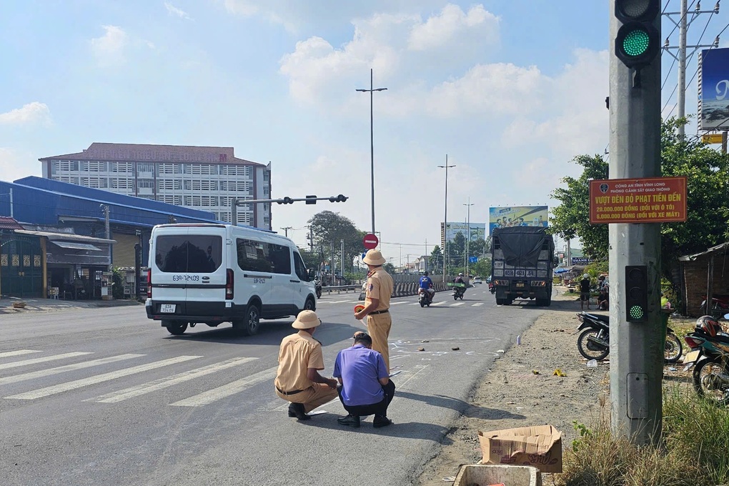Truy tìm ô tô nghi cán chết bà lão gần cầu Mỹ Thuận - 1 Truy tìm ô tô nghi cán chết bà lão gần cầu Mỹ Thuận - 1