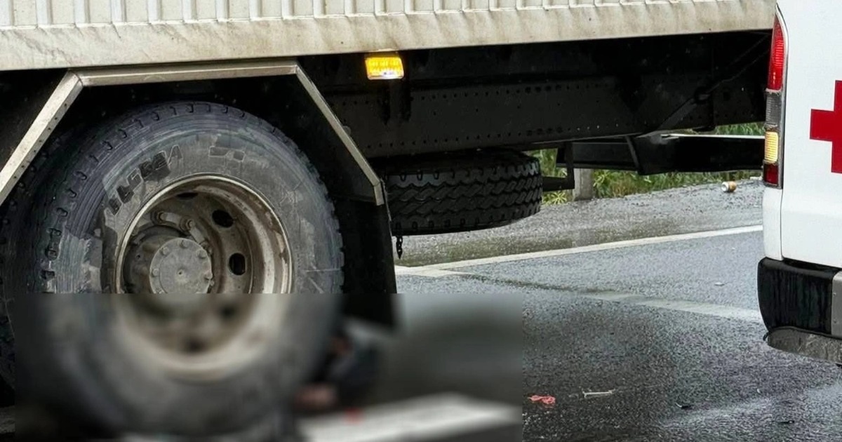 Vượt đèn đỏ qua đường dẫn cao tốc, lao vào ô tô tải, 2 người thương vong