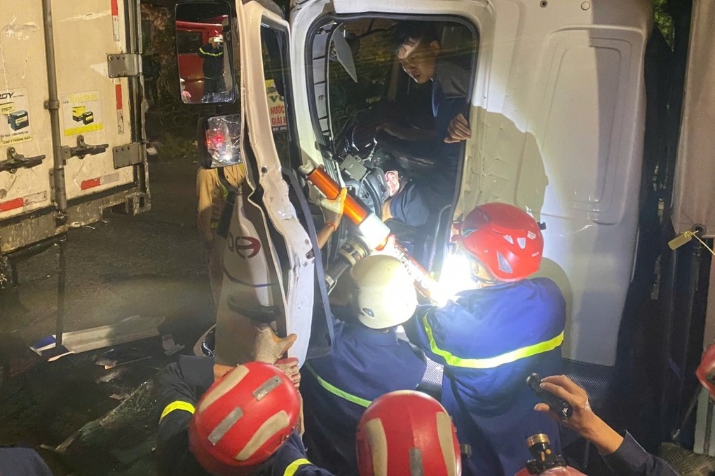 Cảnh sát cắt cabin xe tải cứu tài xế bị mắc kẹt - 1 Cảnh sát cắt cabin xe tải cứu tài xế bị mắc kẹt - 1