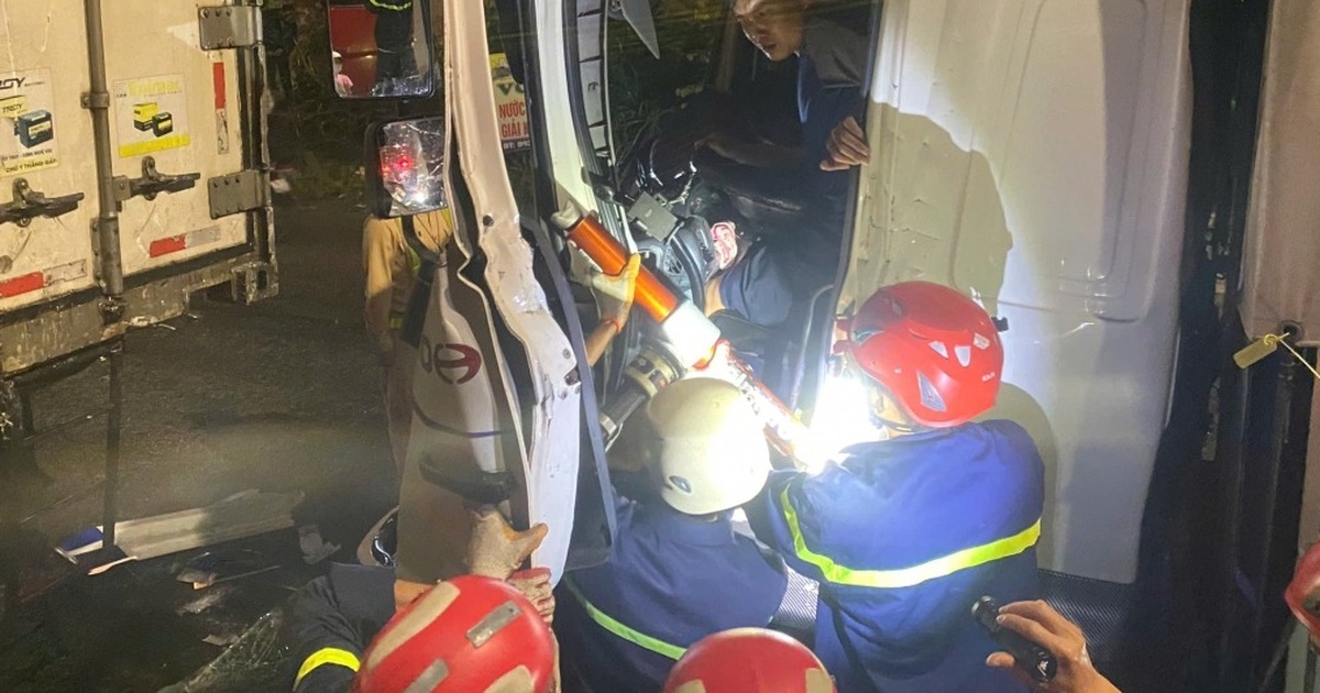 Cảnh sát cắt cabin xe tải cứu tài xế bị mắc kẹt