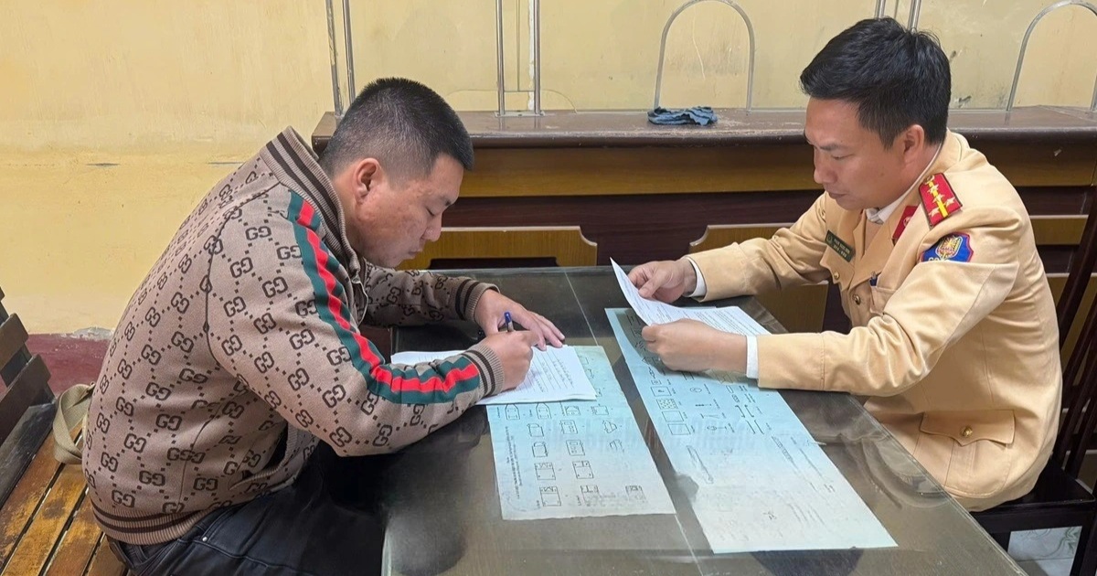 Xử phạt lái xe chở rác đâm hỏng cần chắn đường sắt ở Ninh Bình