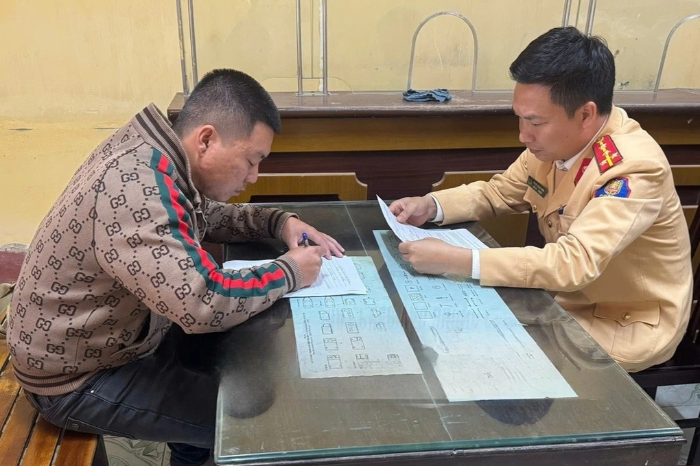 Xử phạt lái xe chở rác đâm hỏng cần chắn đường sắt ở Ninh Bình - 1