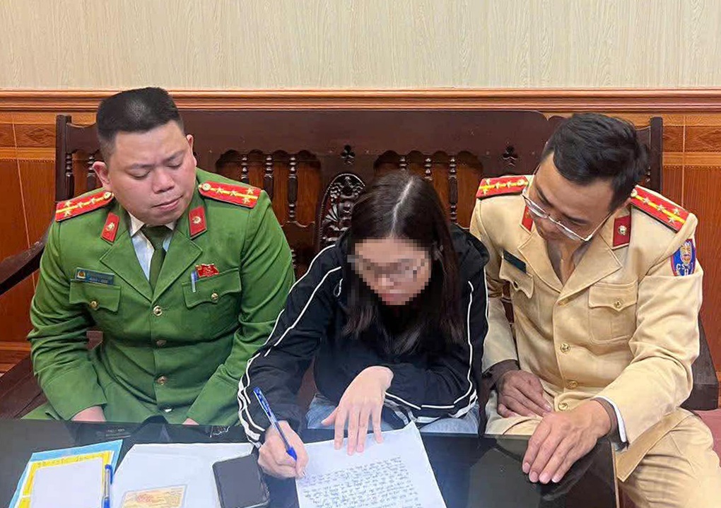 Vụ tàu hàng dừng khẩn cấp tránh ô tô: Xử phạt nữ tài xế - 1 Vụ tàu hàng dừng khẩn cấp tránh ô tô: Xử phạt nữ tài xế - 1