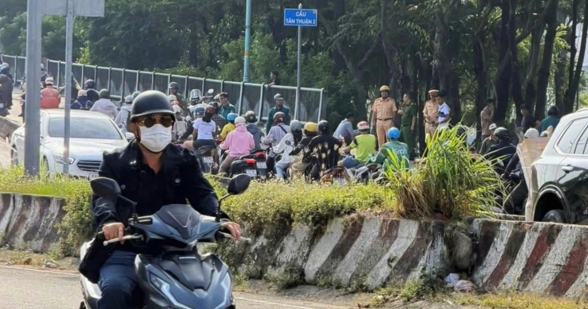 Ô tô khách va chạm với xe máy trên cầu ở TPHCM, một người tử vong